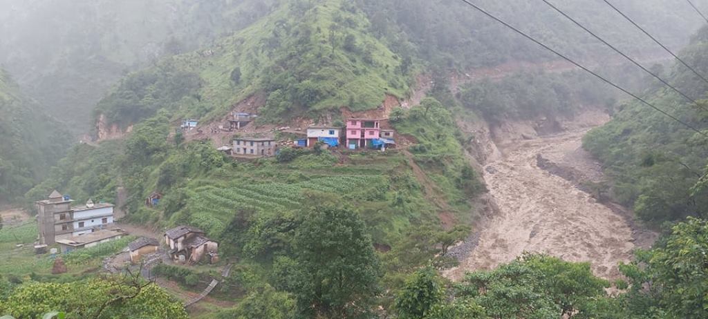 दार्चुलाको नौगाडमा बाढी र पहिरोले खानेपानी बगाएपछि समस्या 